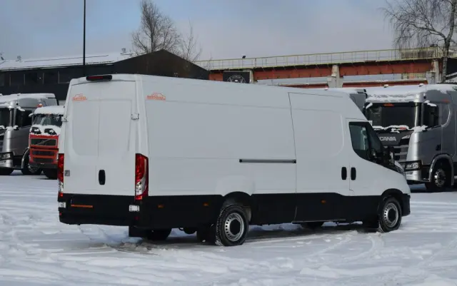 IVECO DAILY MAXI 35S16 / 2.3 - 160 KM / NOWY MODEL / 3 OSOBY / DOSTAWCZE / BLASZAK / KLIMA / CZUJNIKI COFANIA / TRYB CITY-ECO / 2023 / SERWISOWANY / SPROWADZONY Z NIEMIEC 