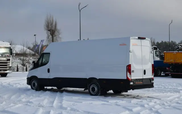 IVECO DAILY MAXI 35S16 / 2.3 - 160 KM / NOWY MODEL / 3 OSOBY / DOSTAWCZE / BLASZAK / KLIMA / CZUJNIKI COFANIA / TRYB CITY-ECO / 2023 / SERWISOWANY / SPROWADZONY Z NIEMIEC 