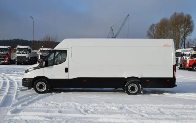 IVECO DAILY MAXI 35S16 / 2.3 - 160 KM / NOWY MODEL / 3 OSOBY / DOSTAWCZE / BLASZAK / KLIMA / CZUJNIKI COFANIA / TRYB CITY-ECO / 2023 / SERWISOWANY / SPROWADZONY Z NIEMIEC 