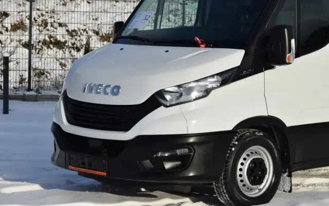 IVECO DAILY MAXI 35S16 / 2.3 - 160 KM / NOWY MODEL / 3 OSOBY / DOSTAWCZE / BLASZAK / KLIMA / CZUJNIKI COFANIA / TRYB CITY-ECO / 2023 / SERWISOWANY / SPROWADZONY Z NIEMIEC 