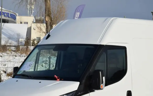 IVECO DAILY MAXI 35S16 / 2.3 - 160 KM / NOWY MODEL / 3 OSOBY / DOSTAWCZE / BLASZAK / KLIMA / CZUJNIKI COFANIA / TRYB CITY-ECO / 2023 / SERWISOWANY / SPROWADZONY Z NIEMIEC 