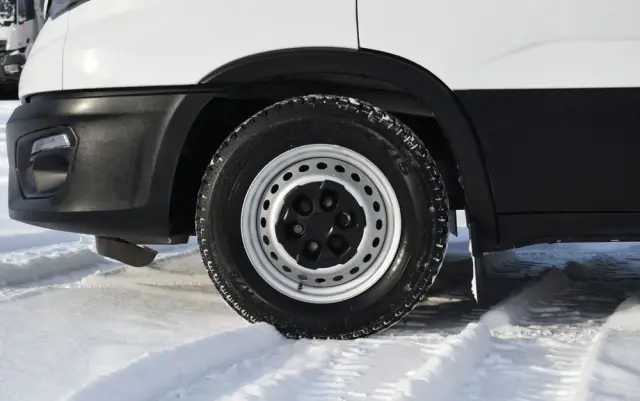 IVECO DAILY MAXI 35S16 / 2.3 - 160 KM / NOWY MODEL / 3 OSOBY / DOSTAWCZE / BLASZAK / KLIMA / CZUJNIKI COFANIA / TRYB CITY-ECO / 2023 / SERWISOWANY / SPROWADZONY Z NIEMIEC 