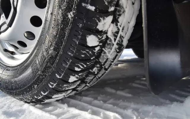 IVECO DAILY MAXI 35S16 / 2.3 - 160 KM / NOWY MODEL / 3 OSOBY / DOSTAWCZE / BLASZAK / KLIMA / CZUJNIKI COFANIA / TRYB CITY-ECO / 2023 / SERWISOWANY / SPROWADZONY Z NIEMIEC 