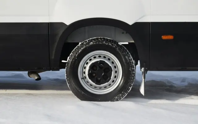 IVECO DAILY MAXI 35S16 / 2.3 - 160 KM / NOWY MODEL / 3 OSOBY / DOSTAWCZE / BLASZAK / KLIMA / CZUJNIKI COFANIA / TRYB CITY-ECO / 2023 / SERWISOWANY / SPROWADZONY Z NIEMIEC 