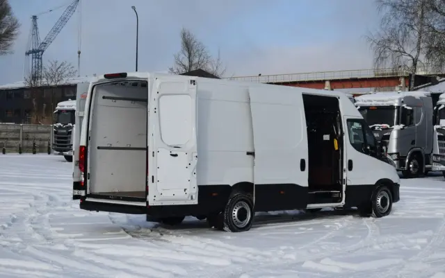 IVECO DAILY MAXI 35S16 / 2.3 - 160 KM / NOWY MODEL / 3 OSOBY / DOSTAWCZE / BLASZAK / KLIMA / CZUJNIKI COFANIA / TRYB CITY-ECO / 2023 / SERWISOWANY / SPROWADZONY Z NIEMIEC 