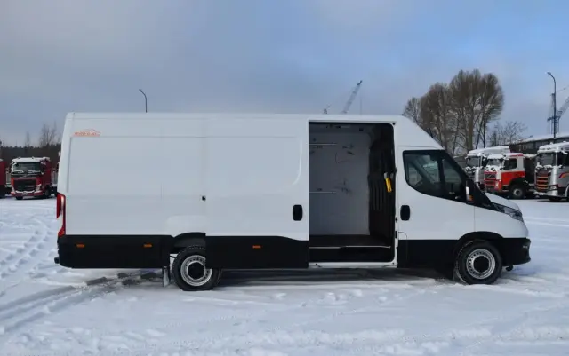 IVECO DAILY MAXI 35S16 / 2.3 - 160 KM / NOWY MODEL / 3 OSOBY / DOSTAWCZE / BLASZAK / KLIMA / CZUJNIKI COFANIA / TRYB CITY-ECO / 2023 / SERWISOWANY / SPROWADZONY Z NIEMIEC 