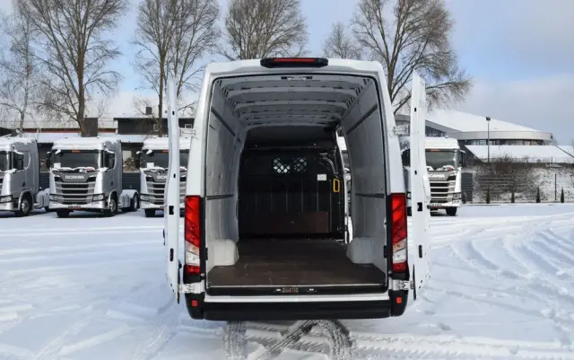 IVECO DAILY MAXI 35S16 / 2.3 - 160 KM / NOWY MODEL / 3 OSOBY / DOSTAWCZE / BLASZAK / KLIMA / CZUJNIKI COFANIA / TRYB CITY-ECO / 2023 / SERWISOWANY / SPROWADZONY Z NIEMIEC 