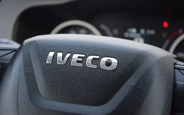 IVECO DAILY MAXI 35S16 / 2.3 - 160 KM / NOWY MODEL / 3 OSOBY / DOSTAWCZE / BLASZAK / KLIMA / CZUJNIKI COFANIA / TRYB CITY-ECO / 2023 / SERWISOWANY / SPROWADZONY Z NIEMIEC 