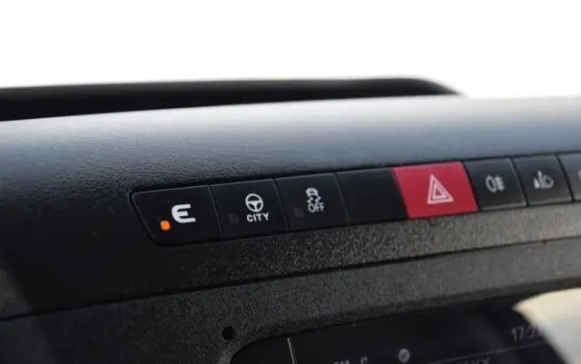 IVECO DAILY MAXI 35S16 / 2.3 - 160 KM / NOWY MODEL / 3 OSOBY / DOSTAWCZE / BLASZAK / KLIMA / CZUJNIKI COFANIA / TRYB CITY-ECO / 2023 / SERWISOWANY / SPROWADZONY Z NIEMIEC 