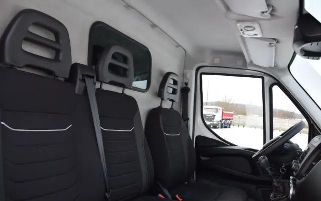 IVECO DAILY MAXI 35S16 / 2.3 - 160 KM / NOWY MODEL / 3 OSOBY / DOSTAWCZE / BLASZAK / KLIMA / CZUJNIKI COFANIA / TRYB CITY-ECO / 2023 / SERWISOWANY / SPROWADZONY Z NIEMIEC 