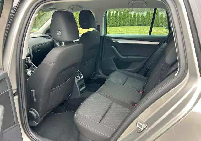 SKODA Octavia Combi 2.0 TDI DSG Edition