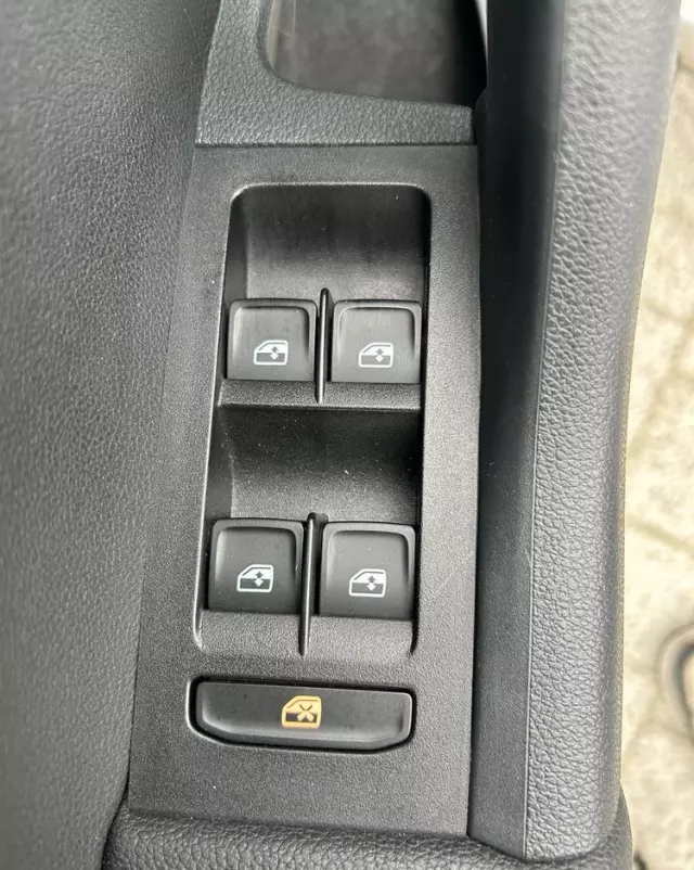 SKODA Octavia Combi 2.0 TDI DSG Edition