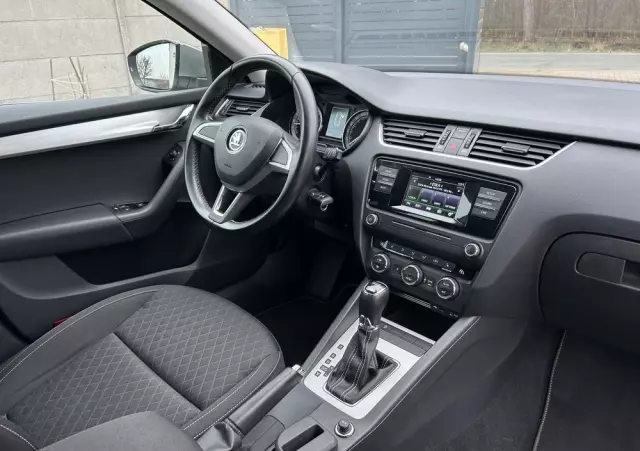 SKODA Octavia Combi 2.0 TDI DSG Edition