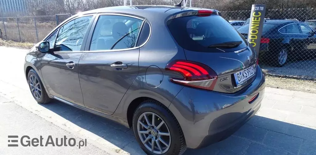 PEUGEOT 208 