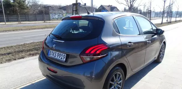 PEUGEOT 208 