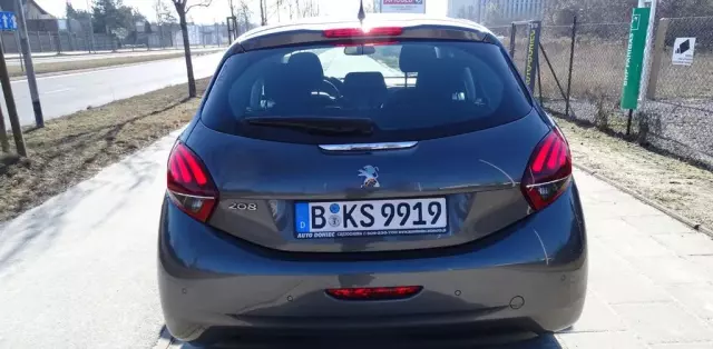 PEUGEOT 208 