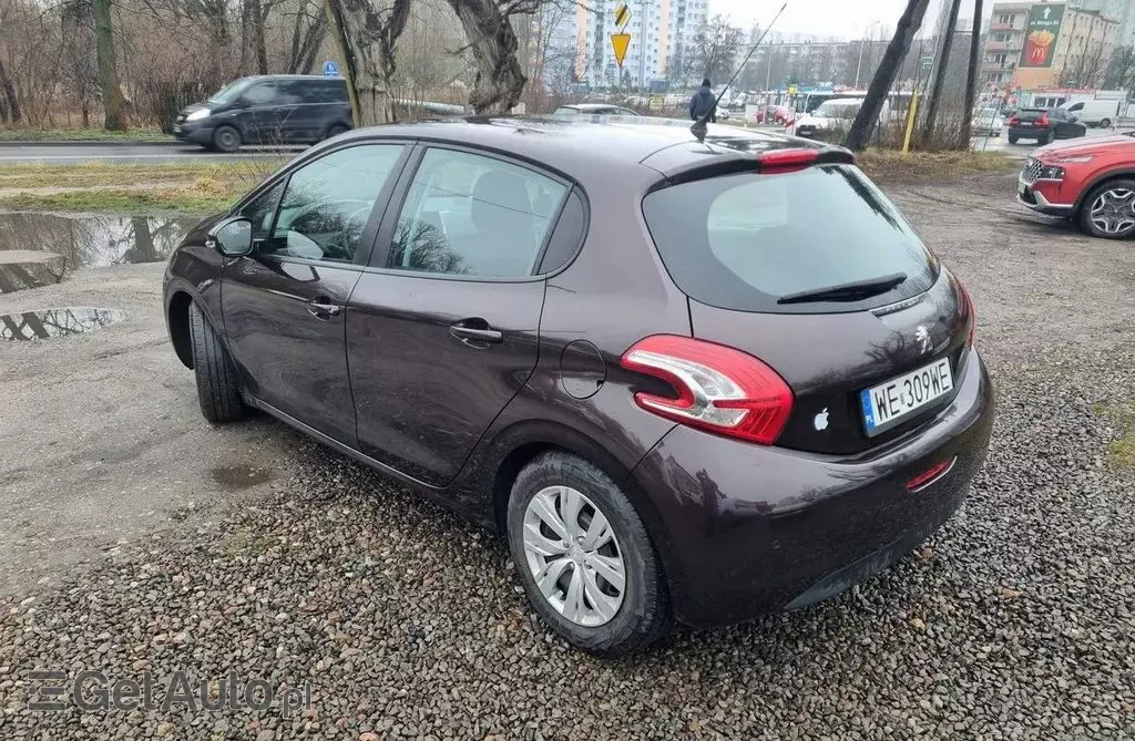 PEUGEOT 208 