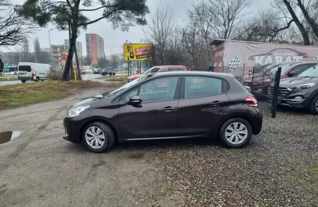 PEUGEOT 208 