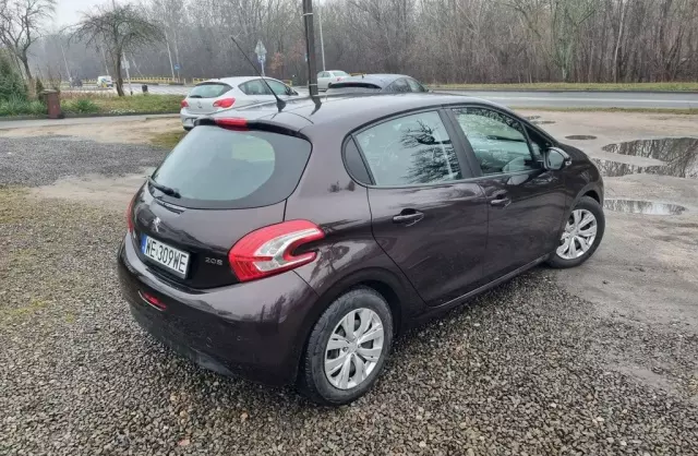 PEUGEOT 208 