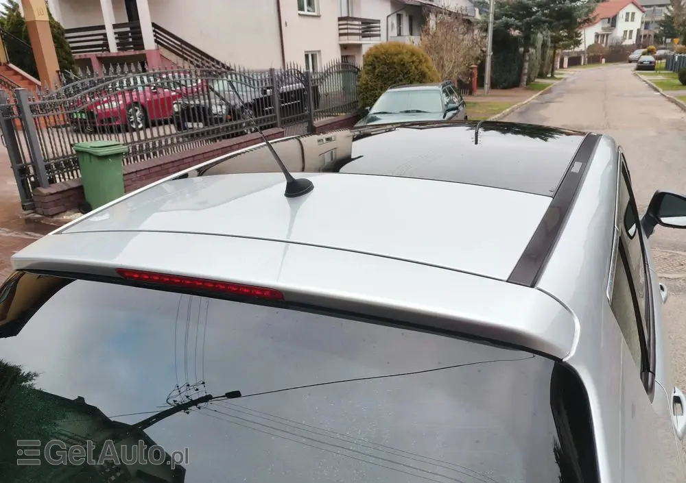 PEUGEOT 3008 1.6 Premium+