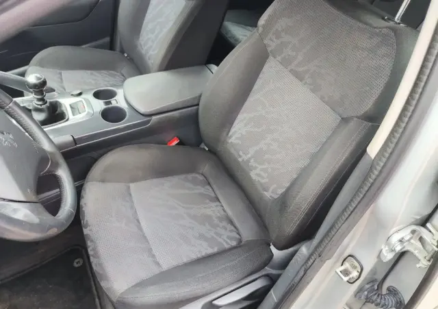 PEUGEOT 3008 1.6 Premium+