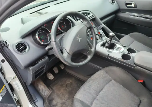 PEUGEOT 3008 1.6 Premium+