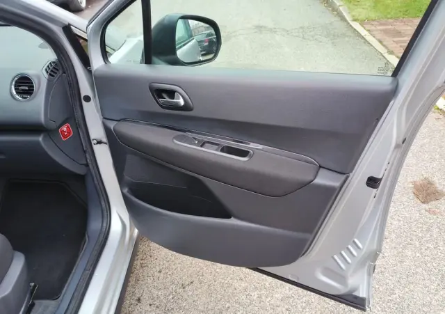 PEUGEOT 3008 1.6 Premium+