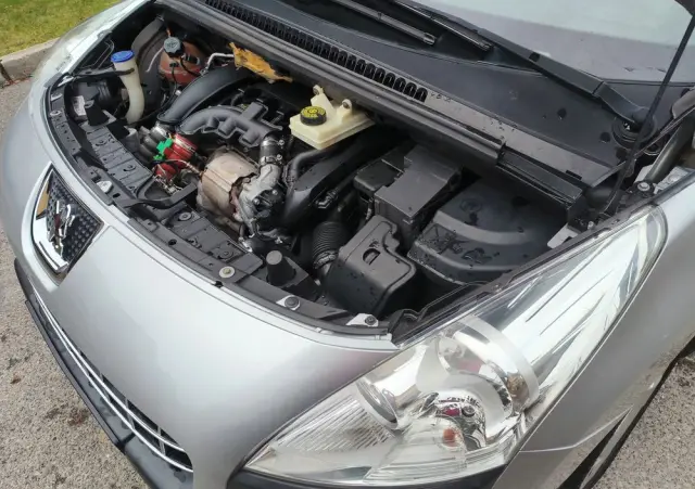 PEUGEOT 3008 1.6 Premium+