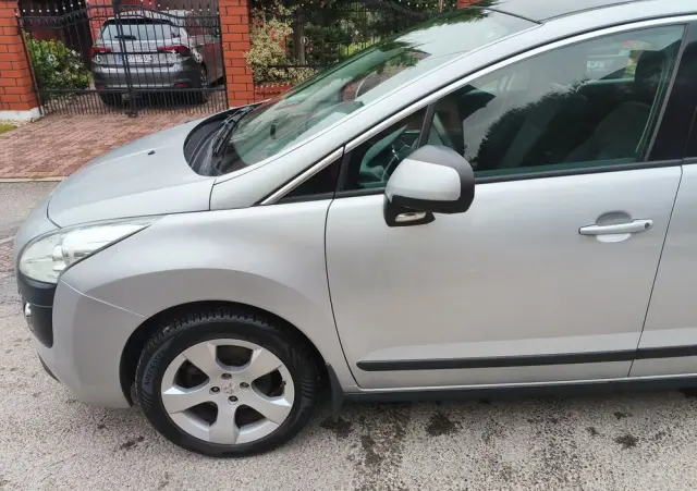 PEUGEOT 3008 1.6 Premium+