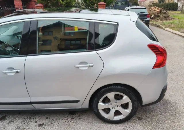 PEUGEOT 3008 1.6 Premium+