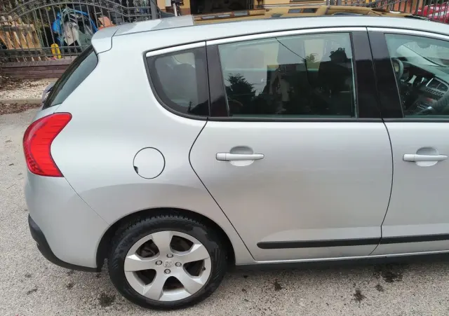 PEUGEOT 3008 1.6 Premium+