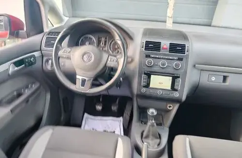 VOLKSWAGEN Touran 