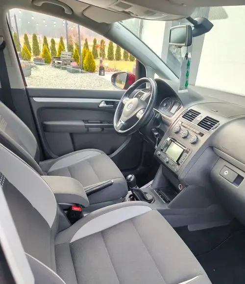 VOLKSWAGEN Touran 