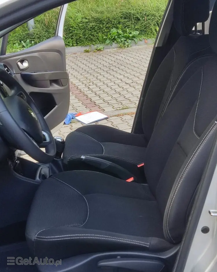 RENAULT Clio 1.2 16V Confort Privilege