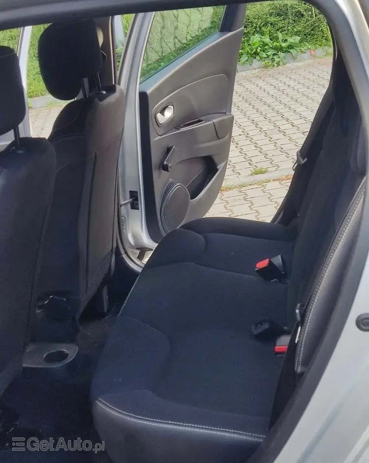 RENAULT Clio 1.2 16V Confort Privilege