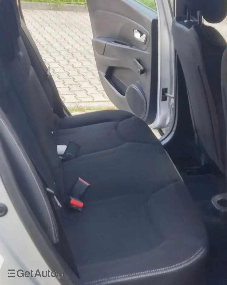 RENAULT Clio 1.2 16V Confort Privilege