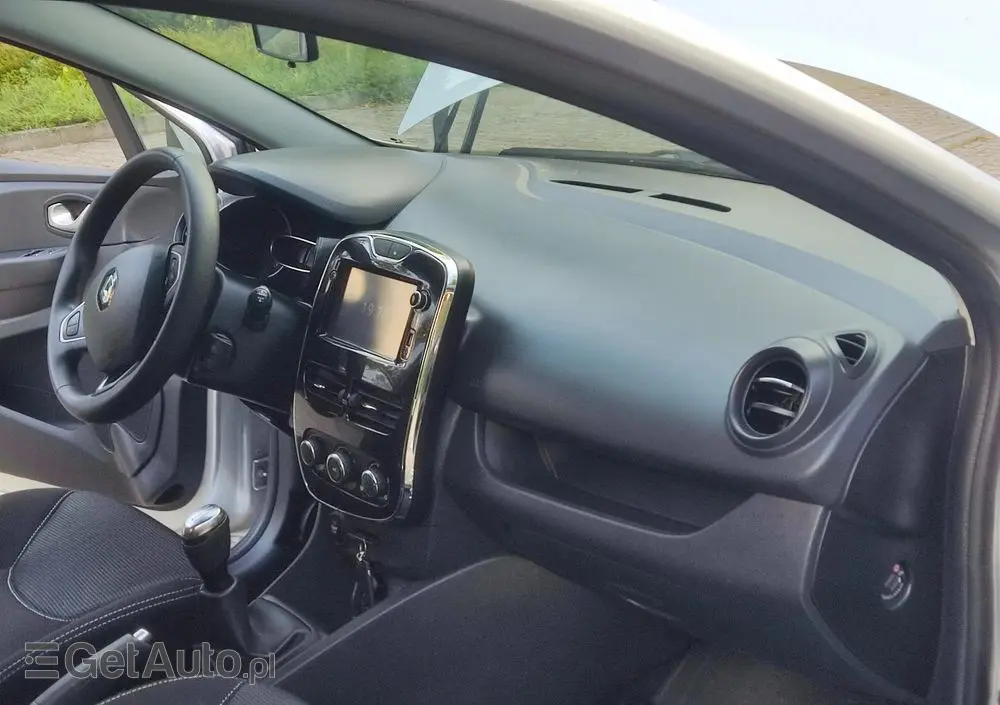 RENAULT Clio 1.2 16V Confort Privilege