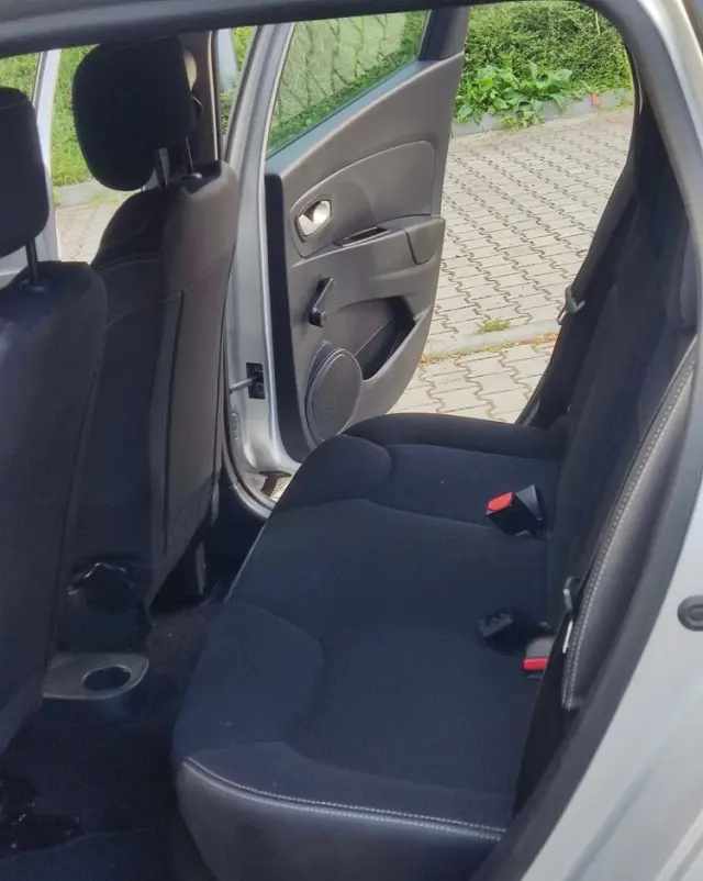 RENAULT Clio 1.2 16V Confort Privilege