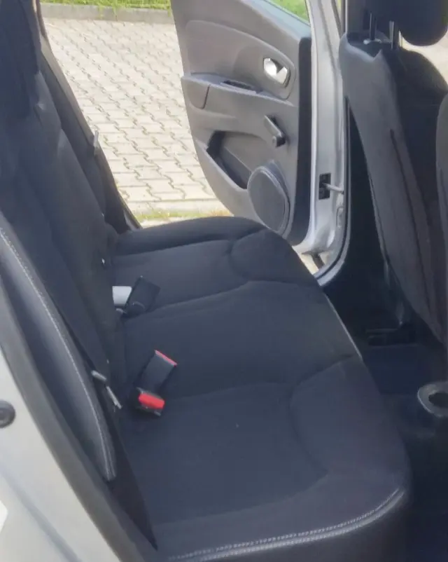 RENAULT Clio 1.2 16V Confort Privilege