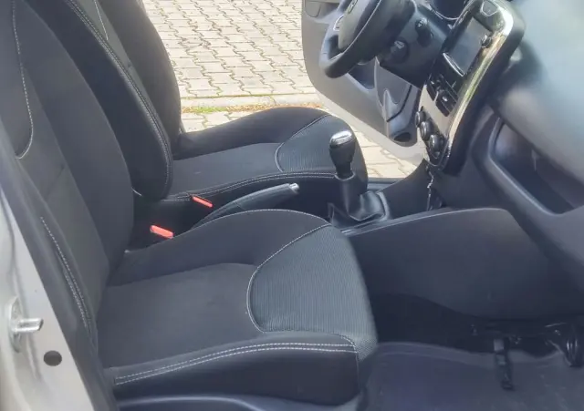 RENAULT Clio 1.2 16V Confort Privilege