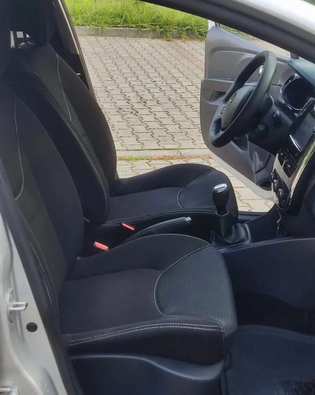 RENAULT Clio 1.2 16V Confort Privilege