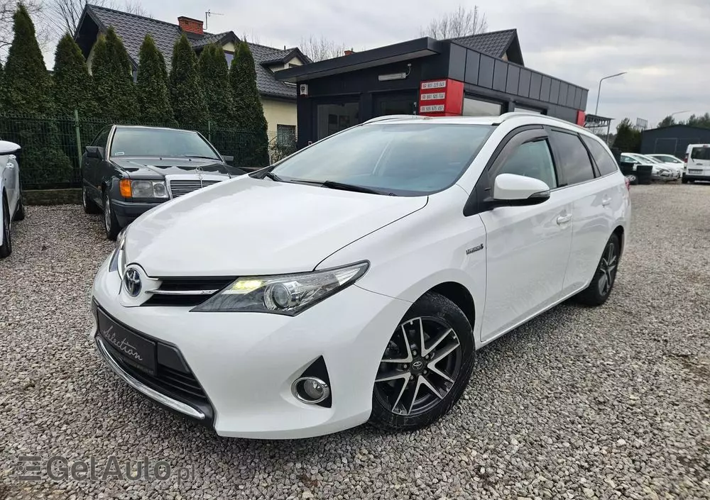 TOYOTA Auris Hybrid 135 Prestige