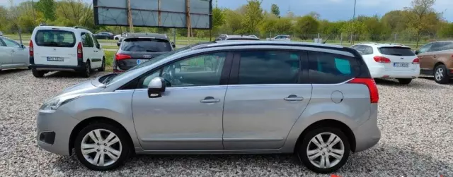 PEUGEOT 5008 