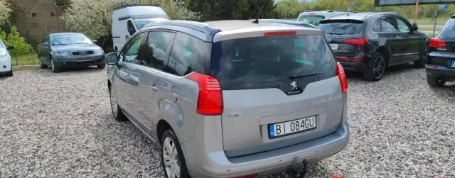 PEUGEOT 5008 