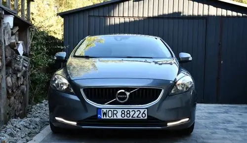 VOLVO V40 