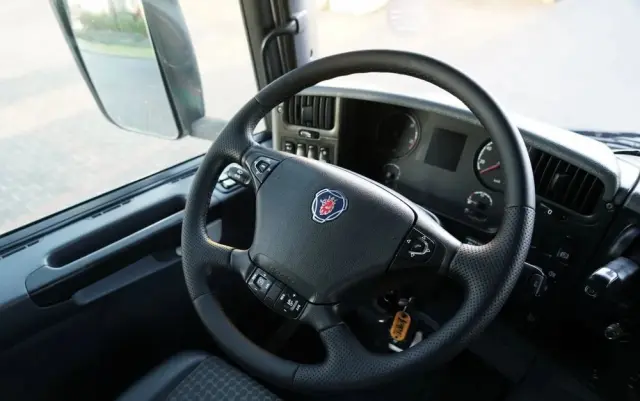 SCANIA P 280 / 4X2 / RAMA - 4,9 M / + HDS HMF 635 / UDŹWIG 1 500 KG / MAX WYSÓW 6,9 M / CHWYTAK / 