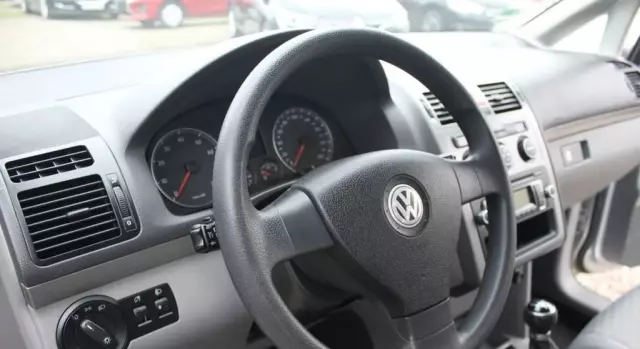 VOLKSWAGEN Touran 