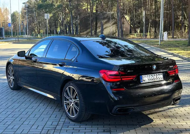 BMW Seria 7 750i xDrive