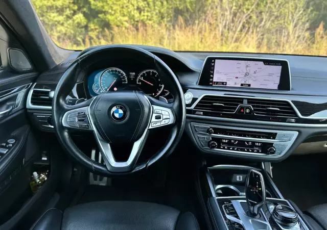 BMW Seria 7 750i xDrive