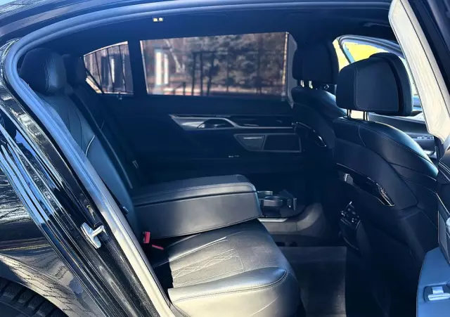 BMW Seria 7 750i xDrive